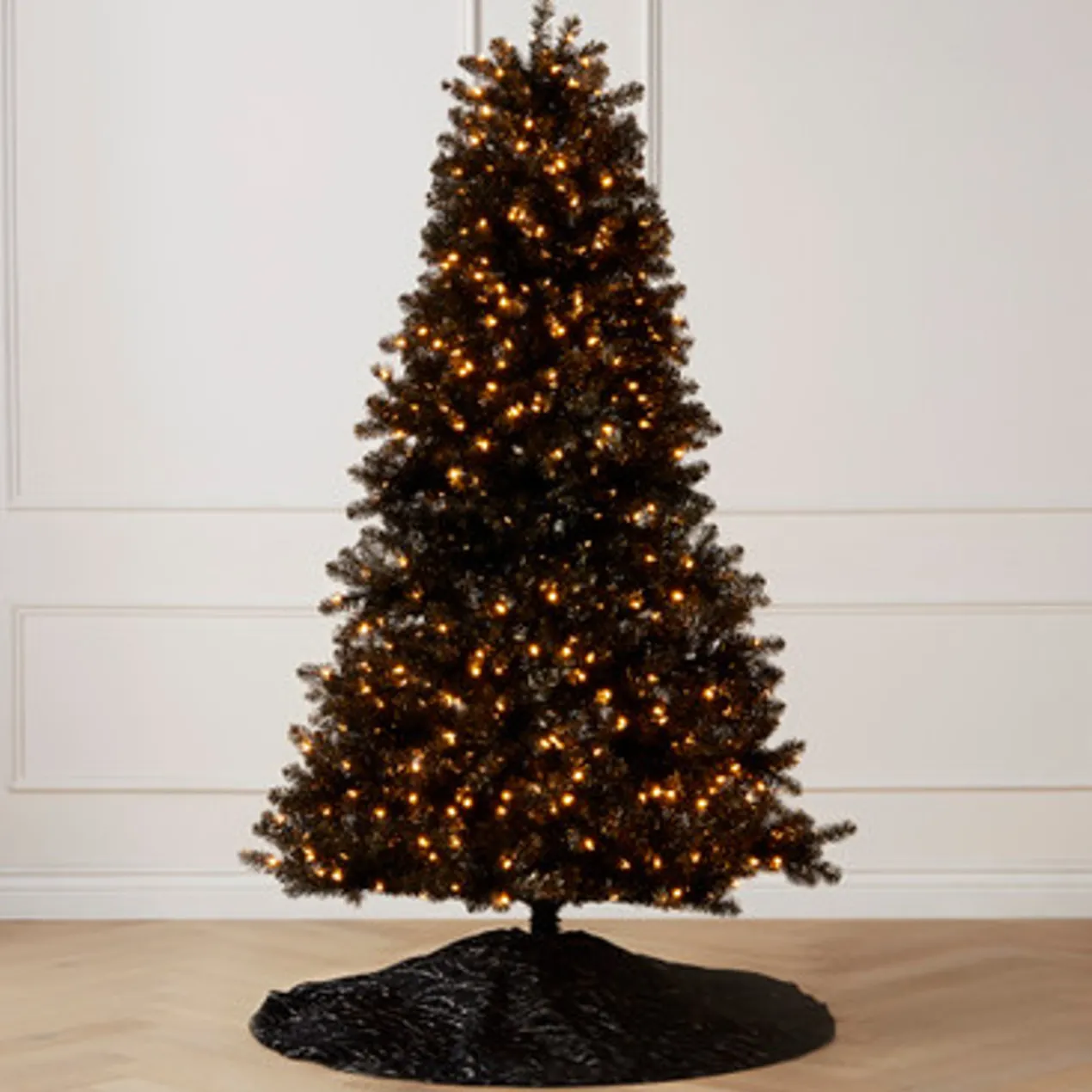Pre-Lit Black And Gold Tree 7'